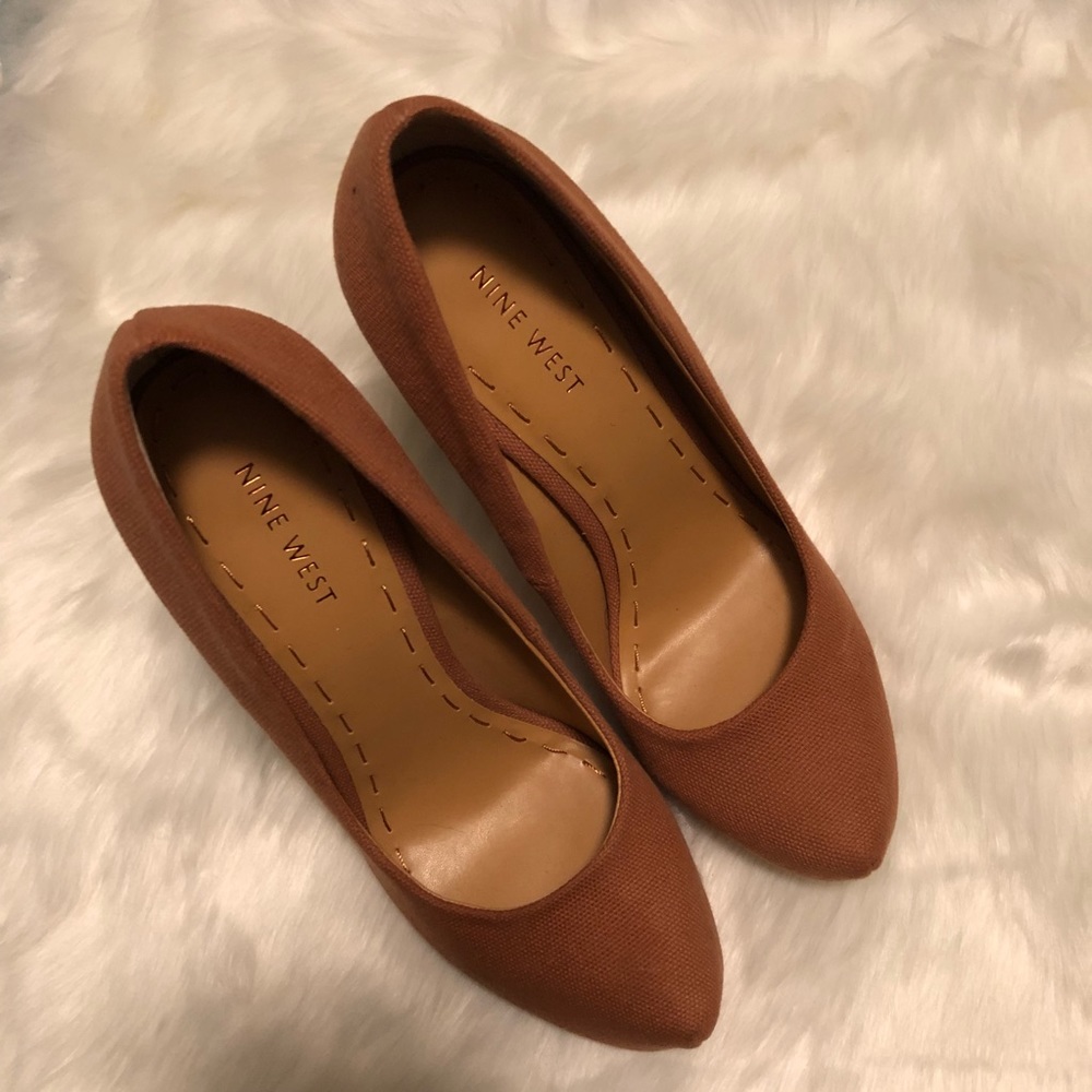 NINE WEST Filing 7 Burnt Orange Heels - Picture 4 of 8